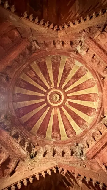 Agra Kalesi Jahangiri Mahal, taş oyma tavan, Babür mimarisi, geometrik süsleme