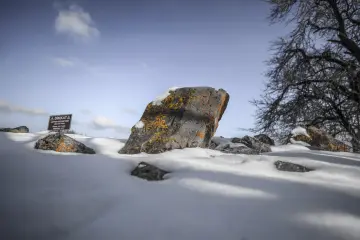 Akdamar Adası'ndaki karlarla çevrili tarihi haçkar taşı, Van'ın kültürel mirasını ve taş işçiliğini yansıtır.