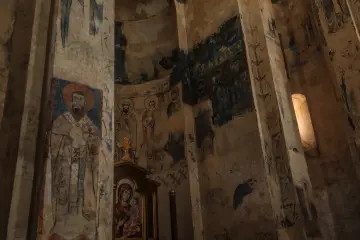 Akdamar Kilisesi'nin iç mekân freskleri ve dini duvar resimleri, Orta Çağ Ermeni sanatının eşsiz örneklerindendir.