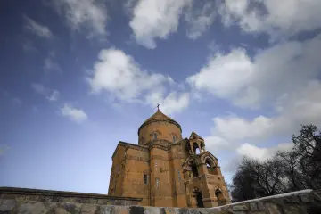 Van Gevaş'taki Akdamar Kilisesi, etkileyici mimarisi ve bulutlu gökyüzüyle Anadolu'nun önemli kültürel mirasını yansıtıyor.