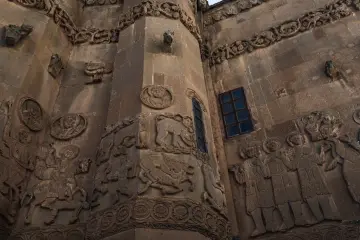 Akdamar Kilisesi'nin dış cephesindeki İncil sahneleri ve taş kabartmalar, Van Gevaş'ta Orta Çağ Ermeni taş işçiliği