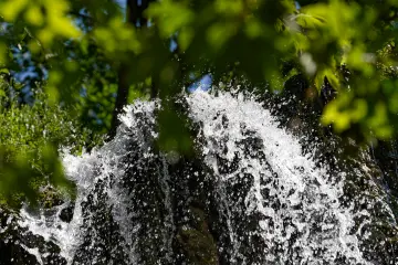 Amed Geliyê Godernê şelale, berrak su ve doğal vadi manzarası