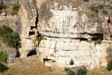 Amed Geliyê Godernê kayalıkları, kaya oyukları ve doğal oluşumlar