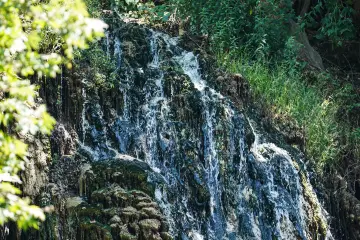 Amed Geliyê Godernê doğal şelale, yosunlu kayalar ve yeşil doğa