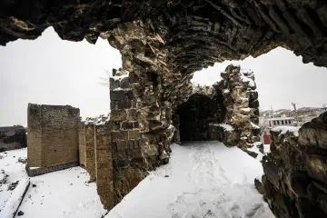Amed surları kar manzarası, tarihi taş yapılar ve kış görünümü