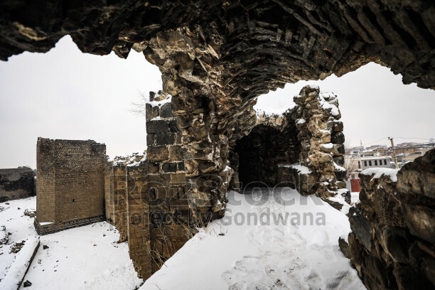 Amed surları kar manzarası, tarihi taş yapılar ve kış görünümü