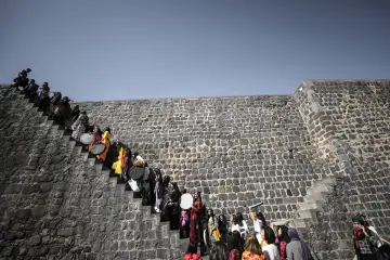 Amed Surlarında Erbane Enstürmanı, Yöresel Kıyafetli kadınların Surlar Üzerinde yürüyüşü