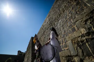 Amed Surlarında Erbane Enstürmanı, Yöresel Kıyafetli kadınların Surlar Üzerinde yürüyüşü