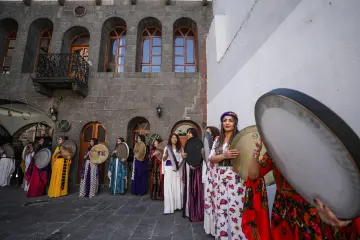 Amed Surlarında Erbane Enstürmanı, Yöresel Kıyafetli kadınların Surlar Üzerinde yürüyüşü