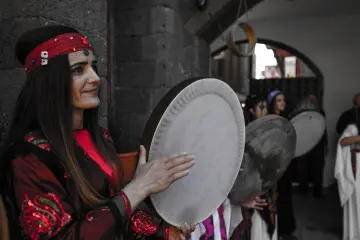 Amed Surlarında Erbane Enstürmanı, Yöresel Kıyafetli kadınların Surlar Üzerinde yürüyüşü