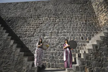Amed Surlarında Erbane Enstürmanı, Yöresel Kıyafetli kadınların Surlar Üzerinde yürüyüşü