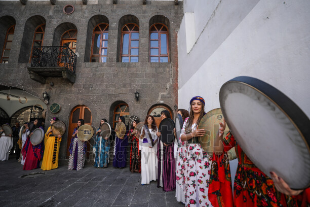 Amed Surlarında Erbane Enstürmanı, Yöresel Kıyafetli kadınların Surlar Üzerinde yürüyüşü