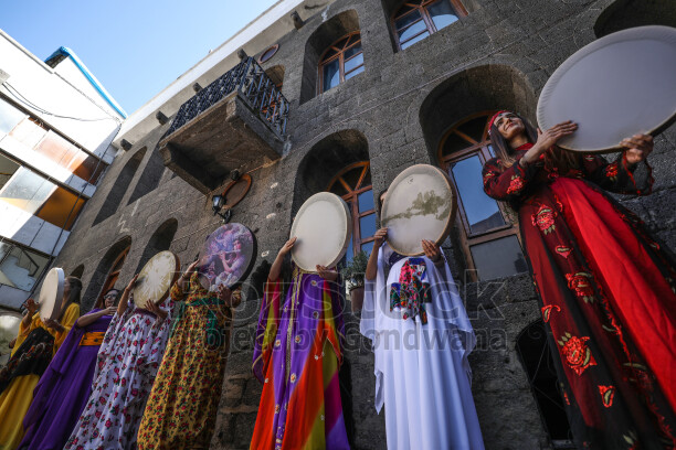 Amed Surlarında Erbane Enstürmanı, Yöresel Kıyafetli kadınların Surlar Üzerinde yürüyüşü