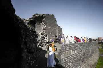Amed Surlarında Def,Erbane Enstürmanı Çalan Yöresel Kıyafetli kadınlar
Ellerinde Def Erbane olan Yöresel Giysili Kadınların  Surlar Üzerinde Yürüyüşü