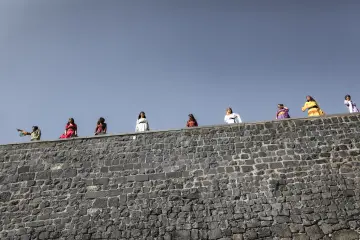 Amed Surlarında Def,Erbane Enstürmanı Çalan Yöresel Kıyafetli kadınlar
Ellerinde Def Erbane olan Yöresel Giysili Kadınların  Surlar Üzerinde Yürüyüşü