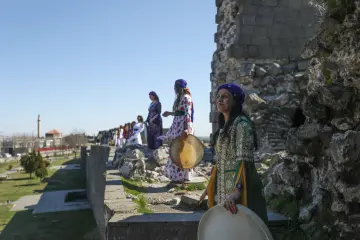Amed Surlarında Def,Erbane Enstürmanı Çalan Yöresel Kıyafetli kadınlar
Ellerinde Def Erbane olan Yöresel Giysili Kadınların  Surlar Üzerinde Yürüyüşü