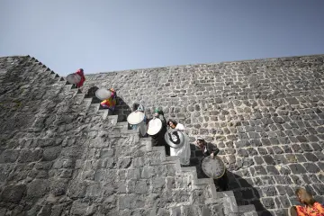 Amed Surlarında Def,Erbane Enstürmanı Çalan Yöresel Kıyafetli kadınlar
Ellerinde Def Erbane olan Yöresel Giysili Kadınların  Surlar Üzerinde Yürüyüşü