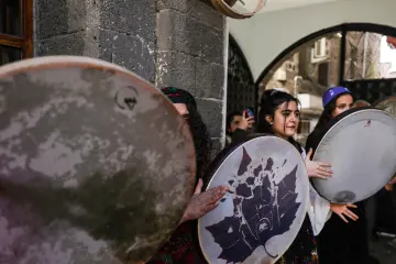 Amed Surlarında Def,Erbane Enstürmanı Çalan Yöresel Kıyafetli kadınlar
Ellerinde Def Erbane olan Yöresel Giysili Kadınların  Surlar Üzerinde Yürüyüşü