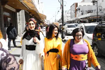 Amed Surlarında Def,Erbane Enstürmanı Çalan Yöresel Kıyafetli kadınlar
Ellerinde Def Erbane olan Yöresel Giysili Kadınların  Surlar Üzerinde Yürüyüşü