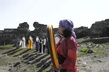 Amed Surlarında Def,Erbane Enstürmanı Çalan Yöresel Kıyafetli kadınlar
Ellerinde Def Erbane olan Yöresel Giysili Kadınların  Surlar Üzerinde Yürüyüşü
