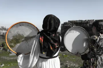 Amed Surlarında Def,Erbane Enstürmanı Çalan Yöresel Kıyafetli kadınlar
Ellerinde Def Erbane olan Yöresel Giysili Kadınların  Surlar Üzerinde Yürüyüşü