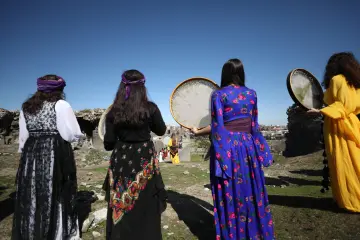 Amed Surlarında Def,Erbane Enstürmanı Çalan Yöresel Kıyafetli kadınlar
Ellerinde Def Erbane olan Yöresel Giysili Kadınların  Surlar Üzerinde Yürüyüşü