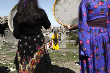 Amed Surlarında Def,Erbane Enstürmanı Çalan Yöresel Kıyafetli kadınlar
Ellerinde Def Erbane olan Yöresel Giysili Kadınların  Surlar Üzerinde Yürüyüşü
