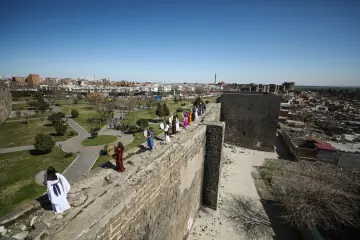 Amed Surlarında Def,Erbane Enstürmanı Çalan Yöresel Kıyafetli kadınlar
Ellerinde Def Erbane olan Yöresel Giysili Kadınların  Surlar Üzerinde Yürüyüşü