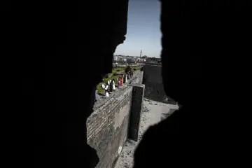 Amed Surlarında Def,Erbane Enstürmanı Çalan Yöresel Kıyafetli kadınlar
Ellerinde Def Erbane olan Yöresel Giysili Kadınların  Surlar Üzerinde Yürüyüşü