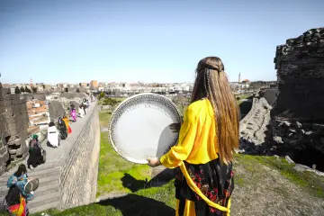 Amed Surlarında Def,Erbane Enstürmanı Çalan Yöresel Kıyafetli kadınlar
Ellerinde Def Erbane olan Yöresel Giysili Kadınların  Surlar Üzerinde Yürüyüşü