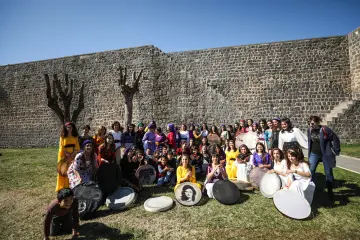 Amed Surlarında Def,Erbane Enstürmanı Çalan Yöresel Kıyafetli kadınlar
Ellerinde Def Erbane olan Yöresel Giysili Kadınların  Surlar Üzerinde Yürüyüşü