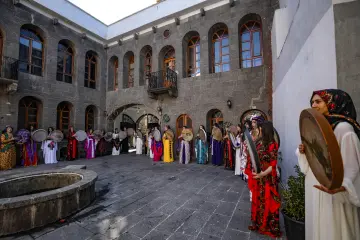 Amed Surlarında Def,Erbane Enstürmanı Çalan Yöresel Kıyafetli kadınlar
Ellerinde Def Erbane olan Yöresel Giysili Kadınların  Surlar Üzerinde Yürüyüşü