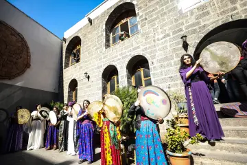 Amed Surlarında Def,Erbane Enstürmanı Çalan Yöresel Kıyafetli kadınlar
Ellerinde Def Erbane olan Yöresel Giysili Kadınların  Surlar Üzerinde Yürüyüşü