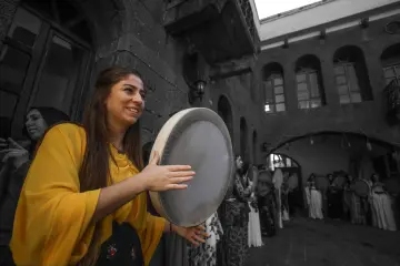 Amed Surlarında Def,Erbane Enstürmanı Çalan Yöresel Kıyafetli kadınlar
Ellerinde Def Erbane olan Yöresel Giysili Kadınların  Surlar Üzerinde Yürüyüşü