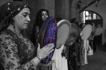 Amed Surlarında Def,Erbane Enstürmanı Çalan Yöresel Kıyafetli kadınlar
Ellerinde Def Erbane olan Yöresel Giysili Kadınların  Surlar Üzerinde Yürüyüşü