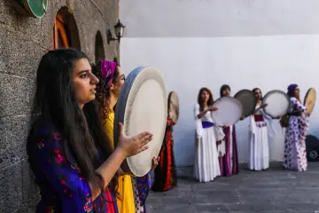 Amed Surlarında Def,Erbane Enstürmanı Çalan Yöresel Kıyafetli kadınlar
Ellerinde Def Erbane olan Yöresel Giysili Kadınların  Surlar Üzerinde Yürüyüşü