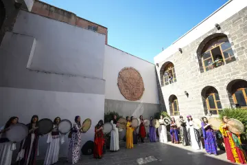 Amed Surlarında Def,Erbane Enstürmanı Çalan Yöresel Kıyafetli kadınlar
Ellerinde Def Erbane olan Yöresel Giysili Kadınların  Surlar Üzerinde Yürüyüşü