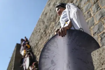 Amed Surlarında Def,Erbane Enstürmanı Çalan Yöresel Kıyafetli kadınlar
Ellerinde Def Erbane olan Yöresel Giysili Kadınların  Surlar Üzerinde Yürüyüşü