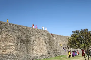 Amed Surlarında Def,Erbane Enstürmanı Çalan Yöresel Kıyafetli kadınlar
Ellerinde Def Erbane olan Yöresel Giysili Kadınların  Surlar Üzerinde Yürüyüşü