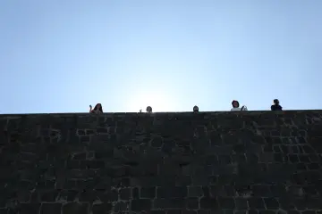 Amed Surlarında Def,Erbane Enstürmanı Çalan Yöresel Kıyafetli kadınlar
Ellerinde Def Erbane olan Yöresel Giysili Kadınların  Surlar Üzerinde Yürüyüşü