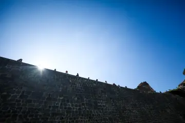 Amed Surlarında Def,Erbane Enstürmanı Çalan Yöresel Kıyafetli kadınlar
Ellerinde Def Erbane olan Yöresel Giysili Kadınların  Surlar Üzerinde Yürüyüşü