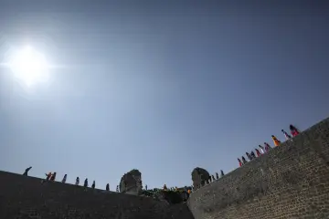 Amed Surlarında Def,Erbane Enstürmanı Çalan Yöresel Kıyafetli kadınlar
Ellerinde Def Erbane olan Yöresel Giysili Kadınların  Surlar Üzerinde Yürüyüşü