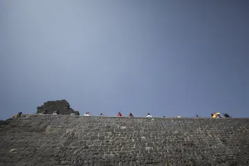 Amed Surlarında Def,Erbane Enstürmanı Çalan Yöresel Kıyafetli kadınlar
Ellerinde Def Erbane olan Yöresel Giysili Kadınların  Surlar Üzerinde Yürüyüşü