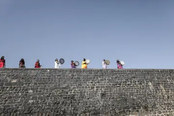 Amed Surlarında Def,Erbane Enstürmanı Çalan Yöresel Kıyafetli kadınlar
Ellerinde Def Erbane olan Yöresel Giysili Kadınların  Surlar Üzerinde Yürüyüşü