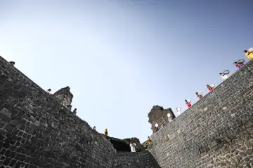 Amed Surlarında Def,Erbane Enstürmanı Çalan Yöresel Kıyafetli kadınlar
Ellerinde Def Erbane olan Yöresel Giysili Kadınların  Surlar Üzerinde Yürüyüşü
