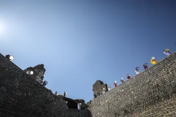 Amed Surlarında Def,Erbane Enstürmanı Çalan Yöresel Kıyafetli kadınlar
Ellerinde Def Erbane olan Yöresel Giysili Kadınların  Surlar Üzerinde Yürüyüşü