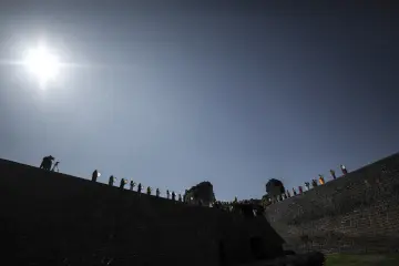 Amed Surlarında Def,Erbane Enstürmanı Çalan Yöresel Kıyafetli kadınlar
Ellerinde Def Erbane olan Yöresel Giysili Kadınların  Surlar Üzerinde Yürüyüşü