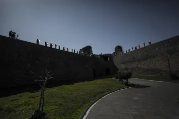 Amed Surlarında Def,Erbane Enstürmanı Çalan Yöresel Kıyafetli kadınlar
Ellerinde Def Erbane olan Yöresel Giysili Kadınların  Surlar Üzerinde Yürüyüşü