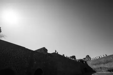 Amed Surlarında Def,Erbane Enstürmanı Çalan Yöresel Kıyafetli kadınlar
Ellerinde Def Erbane olan Yöresel Giysili Kadınların  Surlar Üzerinde Yürüyüşü