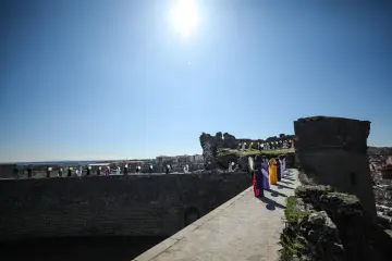 Amed Surlarında Def,Erbane Enstürmanı Çalan Yöresel Kıyafetli kadınlar
Ellerinde Def Erbane olan Yöresel Giysili Kadınların  Surlar Üzerinde Yürüyüşü